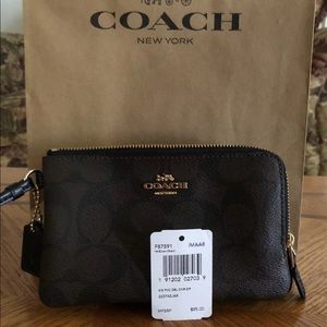 ❤️❤️NWT Coach Brown / Black Wristlet ❤️❤️